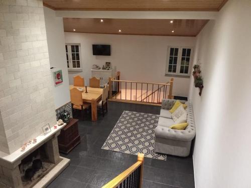 una sala de estar con un sofá y una mesa en Casa de Freixo, en Freixo de Espada à Cinta