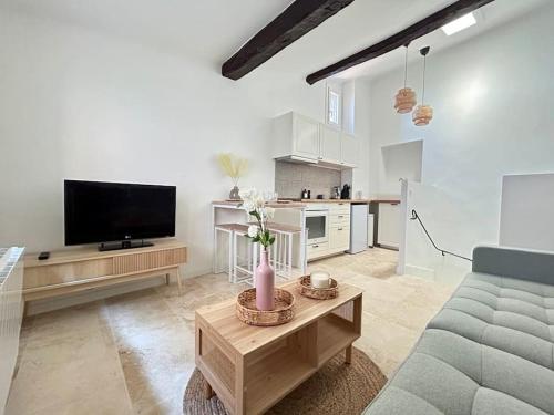 Maisonnette rénovée entre mer et montagne avec 4 couchages au cœur du village médiéval de Tourrettes sur loup proche st Paul de vence Grasse Gourdon Nice Cannes