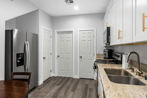 Η κουζίνα ή μικρή κουζίνα στο Cozy 2bdr, 1br home near downtown