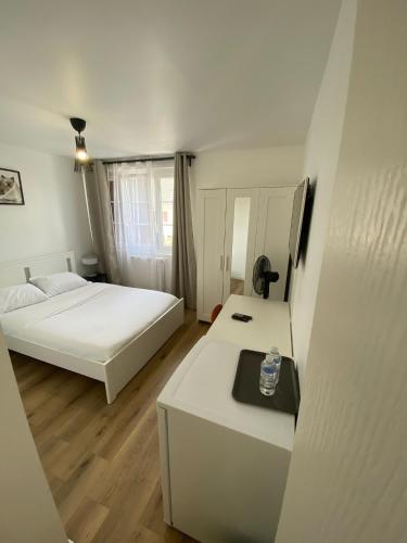 a hotel room with two beds and a table at G-Logement-Francilien Aéroport CDG, Parc des expositions Villepinte, Bourget, Astérix. in Goussainville