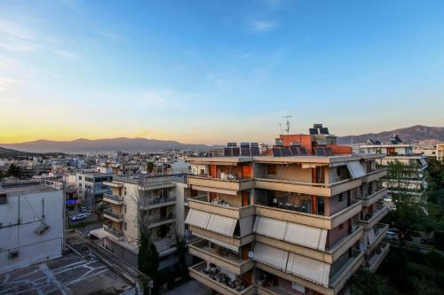 アテネにあるLoft condo next to metro station. Amazing view!の建物から見た街の景色