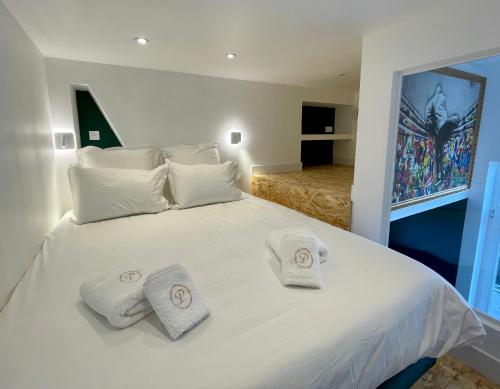 - un grand lit blanc avec 3 oreillers blancs dans l'établissement Le Five - Villa la Potinière - Front de mer, à Dunkerque