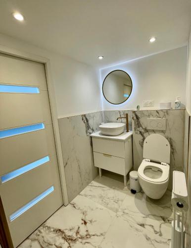 une salle de bain avec toilettes et lavabo dans l'établissement Le Five - Villa la Potinière - Front de mer, à Dunkerque