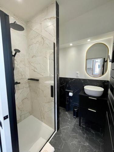 une salle de bain avec douche et lavabo dans l'établissement Le Eight - Villa la Potinière - Moderne & Intime - Front de mer, à Dunkerque