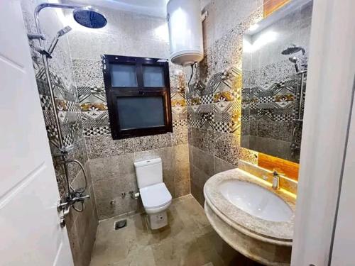 Vannituba majutusasutuses Studio inside Casa Beverly Hills Compound رقم الهاتف صفر صفر اتنين صفر واحد واحد صفر اتنين اربعه ثلاثه صفر 222