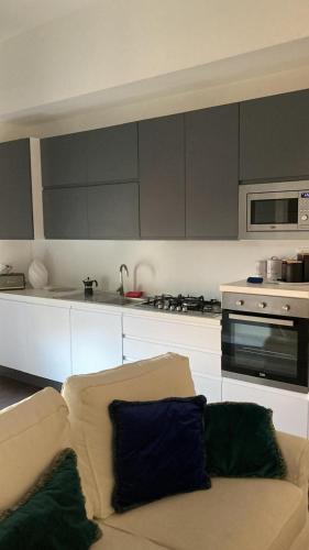 Business Home Piazza Cesare Battisti B&B Residenceにあるキッチンまたは簡易キッチン