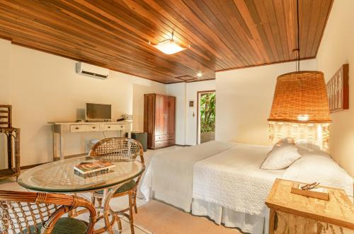Una cama o camas en una habitación de Hotel Ponta do Madeiro