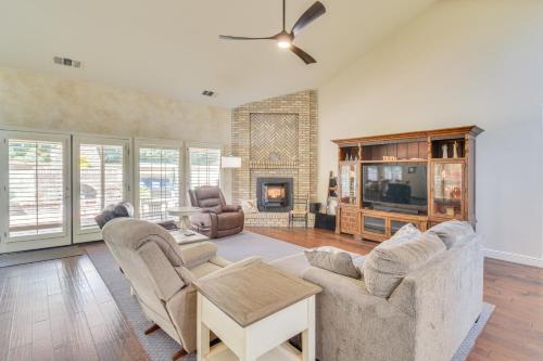 Galería fotográfica de 1 Mi to Applegate Park Zoo Pet-Friendly Home en Merced