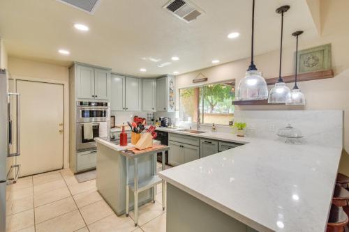 Galería fotográfica de 1 Mi to Applegate Park Zoo Pet-Friendly Home en Merced