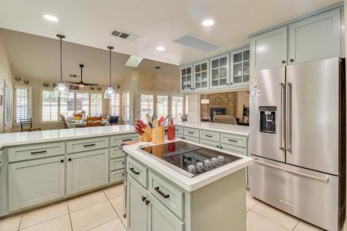 Galería fotográfica de 1 Mi to Applegate Park Zoo Pet-Friendly Home en Merced
