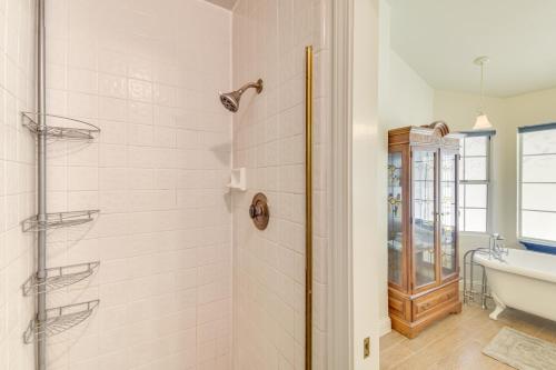 Galería fotográfica de 1 Mi to Applegate Park Zoo Pet-Friendly Home en Merced