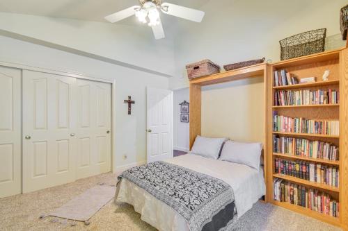 Galería fotográfica de 1 Mi to Applegate Park Zoo Pet-Friendly Home en Merced
