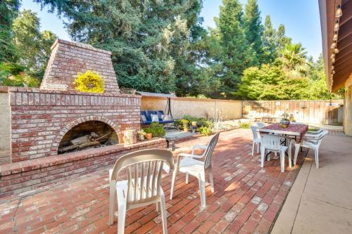 Galería fotográfica de 1 Mi to Applegate Park Zoo Pet-Friendly Home en Merced