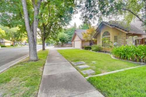Galería fotográfica de 1 Mi to Applegate Park Zoo Pet-Friendly Home en Merced