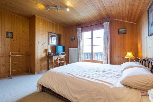 Postel nebo postele na pokoji v ubytování Chalet traditionnel avec jacuzzi extérieur