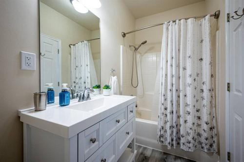 Vannituba majutusasutuses Cozy, Comfy, Condo with Resort Amenities