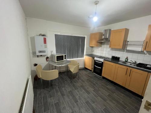 una pequeña cocina con mesa y sillas. en 2 bedroom flats Apartments Thorney wood, en Nottingham
