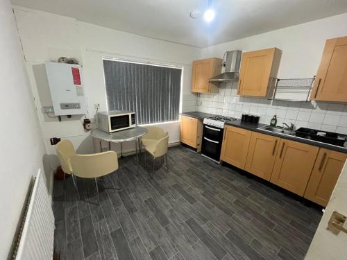 Una pequeña cocina con una mesa y un microondas. en 2 bedroom flats Apartments Thorney wood, en Nottingham