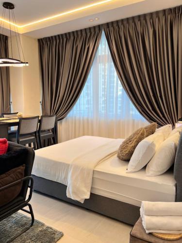 Postel nebo postele na pokoji v ubytování LoFF Suite 2 Bedroom at Kuching Riverine Resort