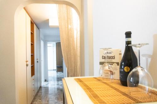a kitchen with two bottles of wine on a counter at Direttamente sul lungomare in Pescara