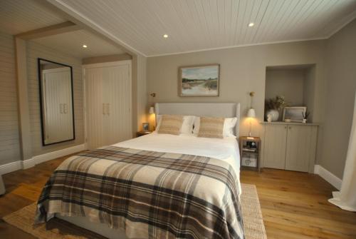 a bedroom with a large bed in a room at Kittiwake Cottage- stunning coastal cottage in Anstruther