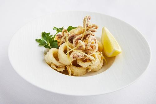 a plate of shrimp with a slice of lemon at The Venetian Resort Las Vegas By Suiteness in Las Vegas