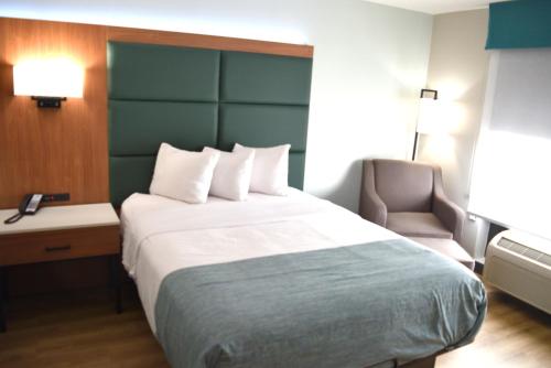 Postel nebo postele na pokoji v ubytování Wingate by Wyndham Parkersburg-Vienna