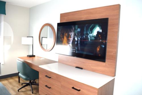 TV a/nebo společenská místnost v ubytování Wingate by Wyndham Parkersburg-Vienna