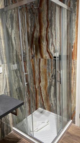 フォッジャにあるBusiness Home Piazza Cesare Battisti B&B Residenceのバスルーム(ガラス張りのシャワー付)が備わります。