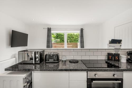 Η κουζίνα ή μικρή κουζίνα στο Beautiful 1 BR apt with private patio and free parking