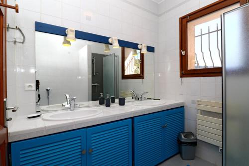 une salle de bain avec un lavabo et un miroir dans l'établissement La Maison de Fransou, à La Roquette-sur-Siagne