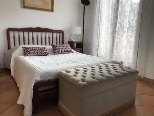 une chambre avec un grand lit et une fenêtre dans l'établissement La Maison de Fransou, à La Roquette-sur-Siagne