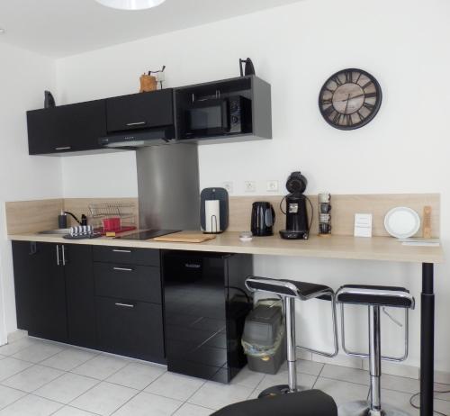 Η κουζίνα ή μικρή κουζίνα στο agréable appartement T2 avec piscine