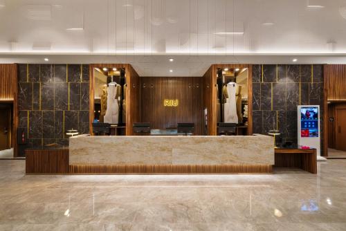 a fashion store with a marble counter in a lobby at Riu Plaza Chicago in Chicago