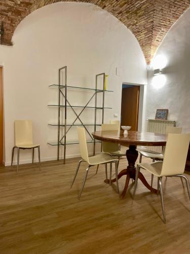 a dining room with a table and chairs at Le Volte di via Portica - Deluxe Apartments Italia in Assisi