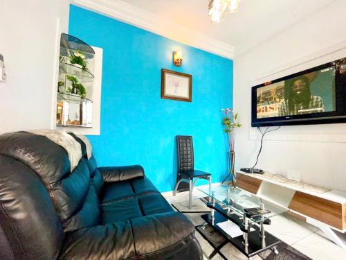 1 Bed Studio Sleeps 2 - Canal Views Balcony Wifi