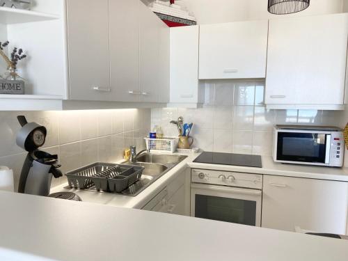 Kuchyň nebo kuchyňský kout v ubytování Appartement vue frontale mer, 4 personnes