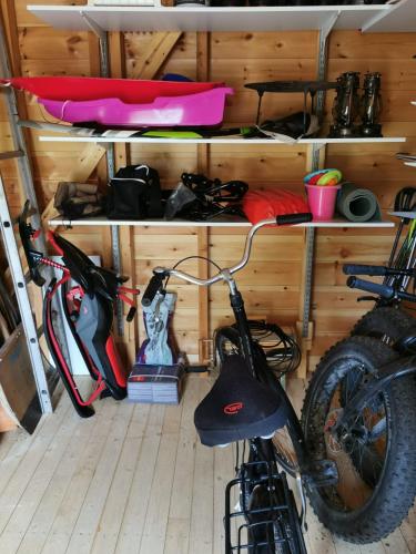 a room with a bike parked in a garage at Vähäreinari, mökki Ylläksellä - uudet varaukset syyskuusta 2025 alkaen sisältävät liinavaatteet ja loppusiivouksen in Ylläsjärvi