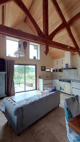 une grande chambre avec un grand lit dans une cuisine dans l'établissement Atypique maison de charme, à Parisot