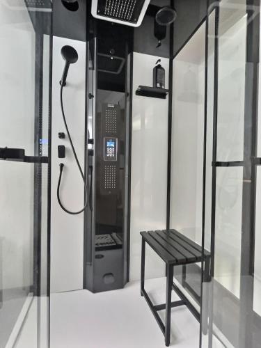 une chaise devant une machine avec douche dans l'établissement Jungle Loft Béziers centre, à Béziers