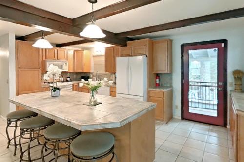 Η κουζίνα ή μικρή κουζίνα στο The Valley View- Pine Mountain Lake Cabin home