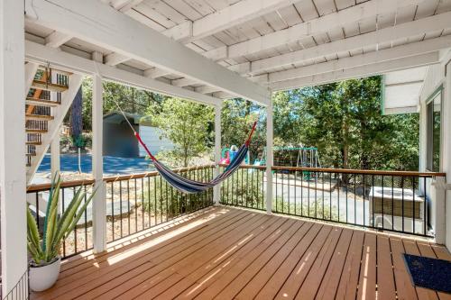 Μπαλκόνι ή βεράντα στο The Valley View- Pine Mountain Lake Cabin home