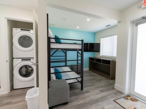 a room with a bunk bed and a washing machine at Sugarloaf Key Hotel at KOA Resort in Summerland Key