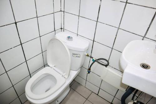 a bathroom with a toilet and a sink at Studio B4 B-ssadi Santa Lucia wifi canal gardien in Douala