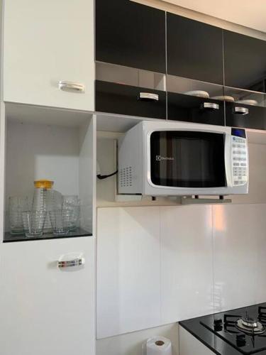Kuchyň nebo kuchyňský kout v ubytování Kitnet 206 centro, com linda vista janela, tv smart