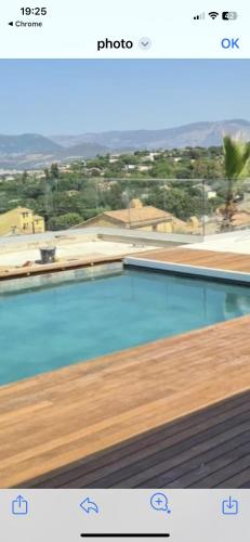 une vue sur la piscine dans l'établissement Villa Ondella vue mer et piscine privée, à Grosseto-Prugna