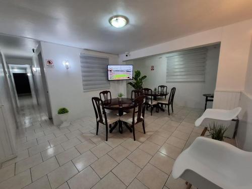 een eetkamer met een tafel en stoelen bij HOTEL 507 INN in Mejillones