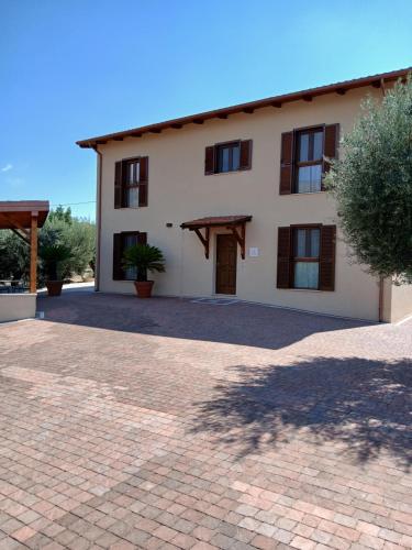 a house with a brick driveway in front of it at La Rovazzola in Sonnino
