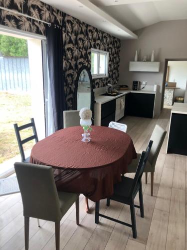 une cuisine et une salle à manger avec une table et des chaises dans l'établissement Maison calme, à Rousson