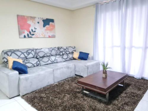 a living room with a couch and a coffee table at Burle Marx Centro 4 quart, portaria 24h,área nobre in Montes Claros